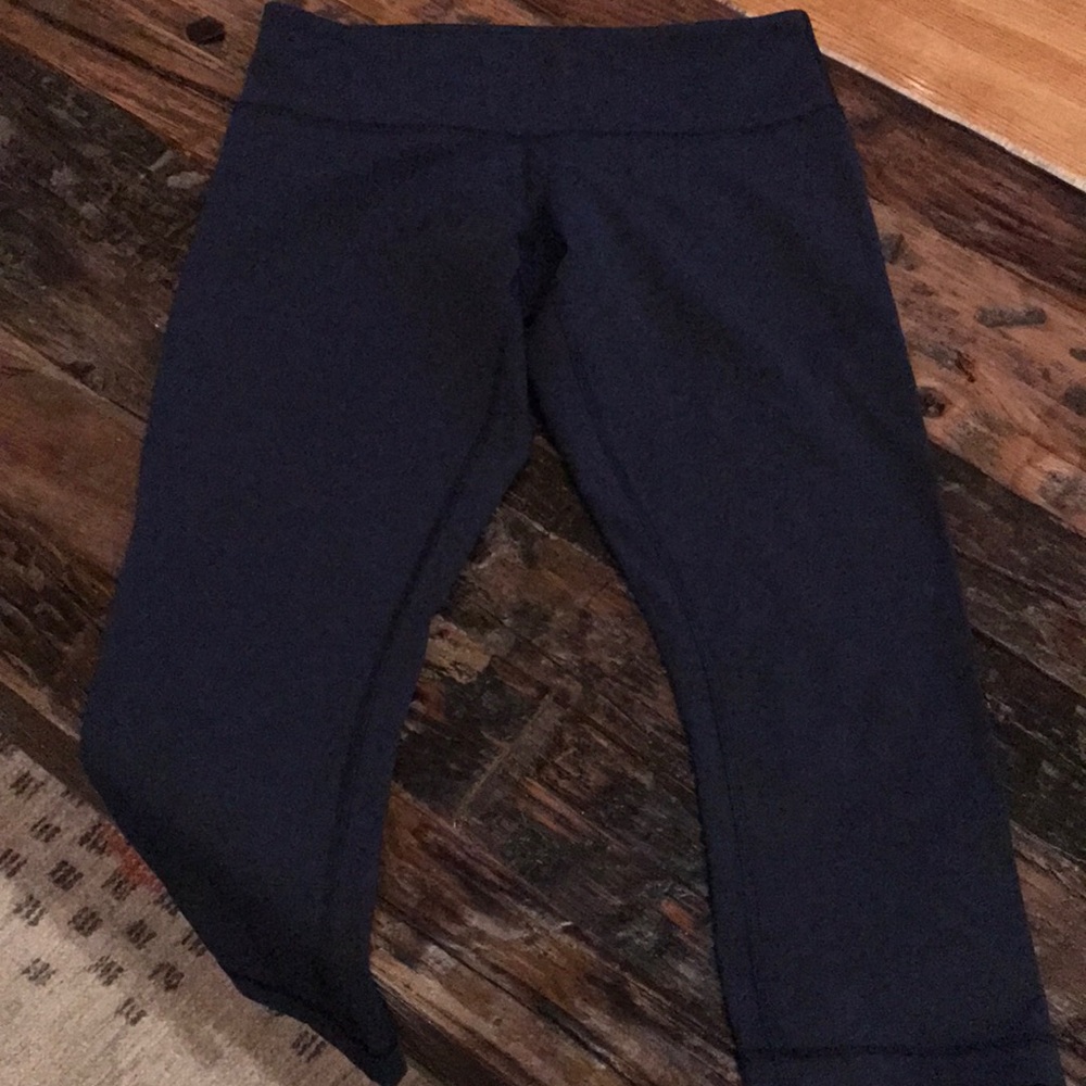 Navy winder under luxstreme Crop lululemon